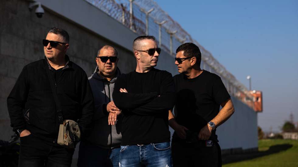 Guardas prisionais participam na vigília junto à prisão de Custóias em dia de greve convocada pelo Sindicato Nacional do Corpo da Guarda Prisional, em prol da valorização e dignificação da profissão, reestruturação de suplementos remuneratórios e aprovação do sistema de avaliação de desempenho, em Matosinhos, 31 de janeiro de 2024. JOSÉ COELHO/LUSA