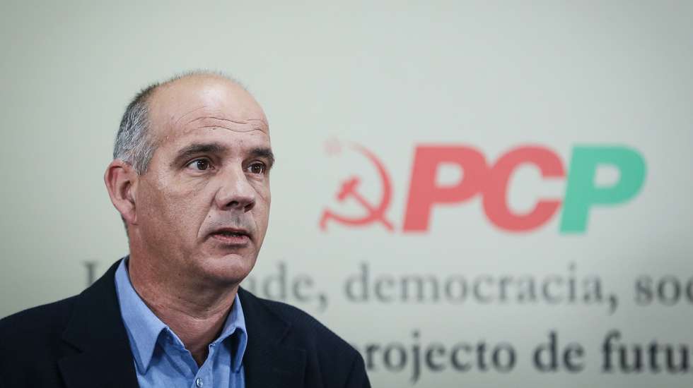 O secretário-geral do Partido Comunista Português (PCP), Paulo Raimundo, fala durante uma conferência de imprensa para apresentar as principais conclusões da reunião do Comité Central, que se realizou no dia 12 de março, para analisar a situação política e social, os resultados das eleições legislativas e a ação e iniciativa política do Partido, em Lisboa, 13 de março de 2024. RODRIGO ANTUNES/LUSA