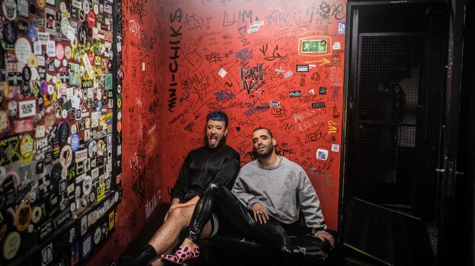 Lila Fadista (E) e João Caçador (D), do projeto musical Fado Bicha, posam para a fotografia durante uma entrevista à agência Lusa sobre o lançamento do novo álbum, em Lisboa, 23 de maio de 2022. (ACOMPANHA TEXTO DA LUSA DO DIA 01 DE JUNHO DE 2022). MÁRIO CRUZ/LUSA