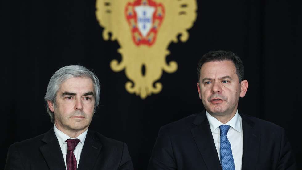O presidente do Partido Social Democrata (PSD), Luís Montenegro (D), acompanhado pelo presidente do CDS-PP, Nuno Melo, fala aos jornalistas após uma audiência com o Presidente da República, Marcelo Rebelo de Sousa (ausente da foto), na sequência das audiências aos partidos com assento parlamentar após as eleições legislativas de 10 de março. Palácio de Belém, Lisboa, 20 de março de 2024. MIGUEL A. LOPES/LUSA