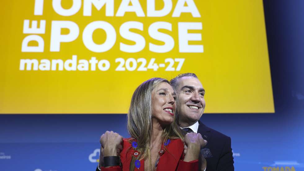 O novo bastonário da Ordem dos Enfermeiros, Luís Filipe Barreira, é cumprimentado pela bastonária cessante, Ana Rita Cavaco, durante a sua cerimónia de posse em Lisboa, 19 de dezembro de 2023. TIAGO PETINGA/LUSA