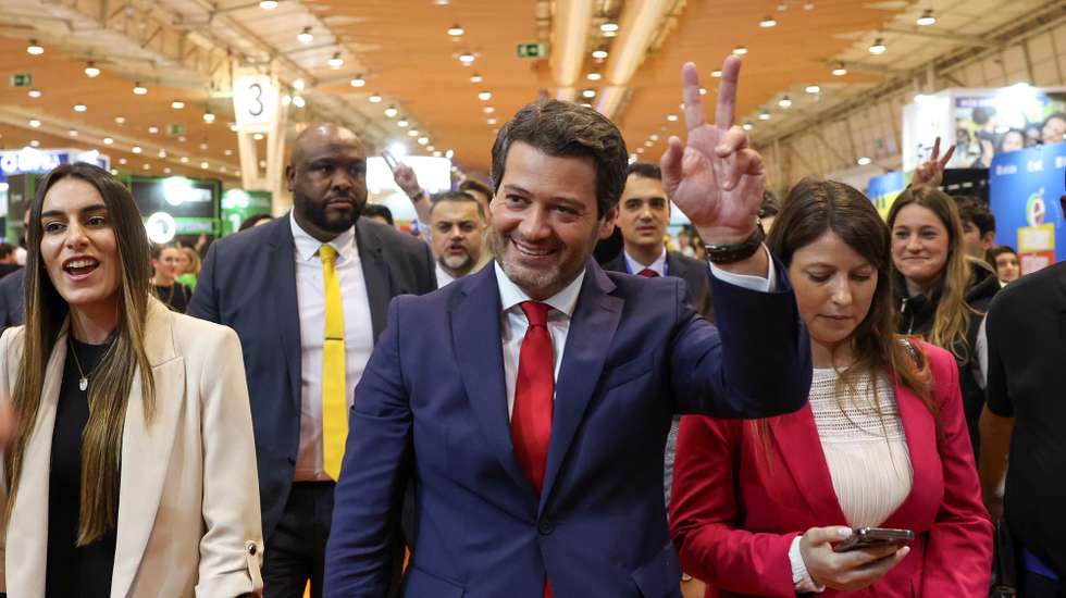 O presidente do Chega, André Ventura (C), ladeado pela deputada do partido, Rita Matias (E), durante uma visita à Futurália, feira de educação, formação e empregabilidade, na FIL, em Lisboa, 21 de março de 2024. MANUEL DE ALMEIDA/LUSA