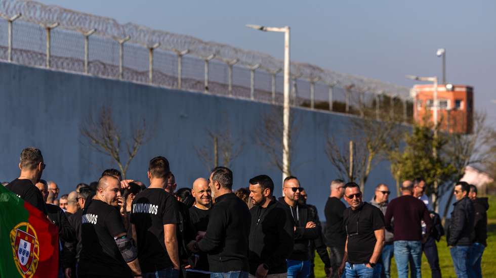 Guardas prisionais participam na vigília junto à prisão de Custóias em dia de greve convocada pelo Sindicato Nacional do Corpo da Guarda Prisional, em prol da valorização e dignificação da profissão, reestruturação de suplementos remuneratórios e aprovação do sistema de avaliação de desempenho, em Matosinhos, 31 de janeiro de 2024. JOSÉ COELHO/LUSA