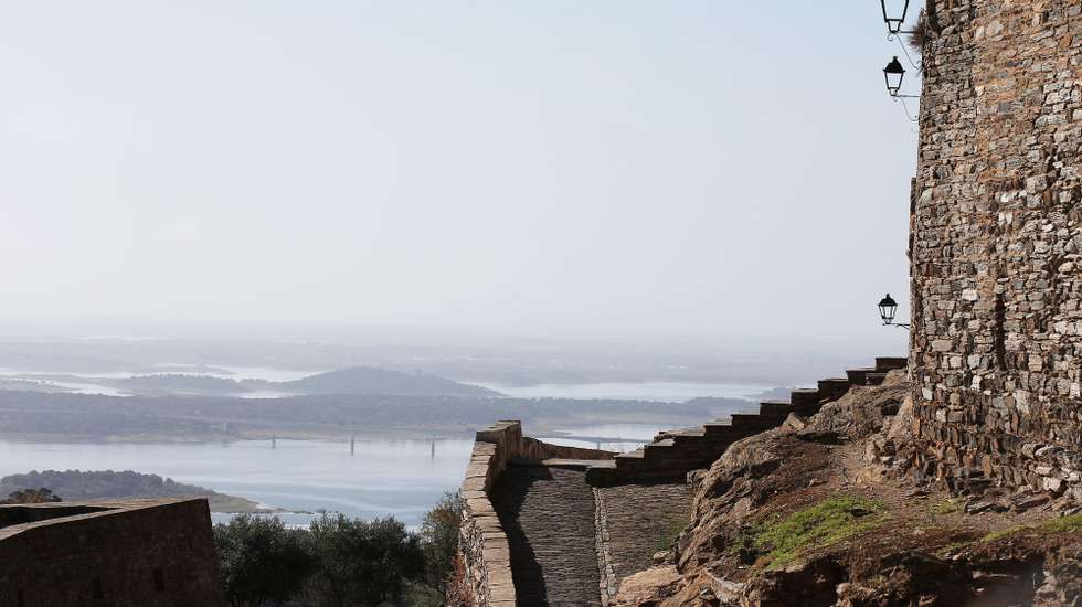 Vista do lago de alqueva a partir de Monsaraz. Reguengos de Monsaraz, 10 de outubro de 2022. NUNO VEIGA/LUSA