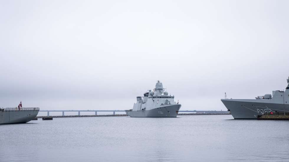 epa11258847 The frigate Iver Huitfeldt arrives at the base port at Naval Station Korsoer in Korsoer, Denmark, 04 April 2024. The Danish frigate Iver Huitfeldt has been deployed in the Red Sea as part of the international coalition Operation Prosperity Guardian since February 2024. The coalition's task is to protect civilian shipping against attacks from the Houthi movement in Yemen.  EPA/IDA MARIE ODGAARD DENMARK OUT