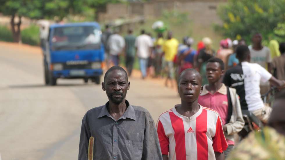 Mmala, aldeia moçambicana em Cabo Delgado, tinha mais de 11 mil pessoas, mas dois ataques dos terroristas levaram a população a fugir nos últimos dias com crianças ao colo, carregando à cabeça o pouco que escapou à destruição. Face a isto, a solução tem sido fugir à pressa, nomeadamente para a vila de Chiùre, hoje o último reduto de alguma segurança nas proximidades. Ainda assim, uma viagem de três dias a pé, por campos agrícolas e estradas, num movimento de milhares de pessoas em simultâneo,  Cabo Delgado, Moçambique, 24 de fevereiro de 2024. (ACOMPANHA TEXTO DE 25/02/2024) PAULO JULIÃO/LUSA