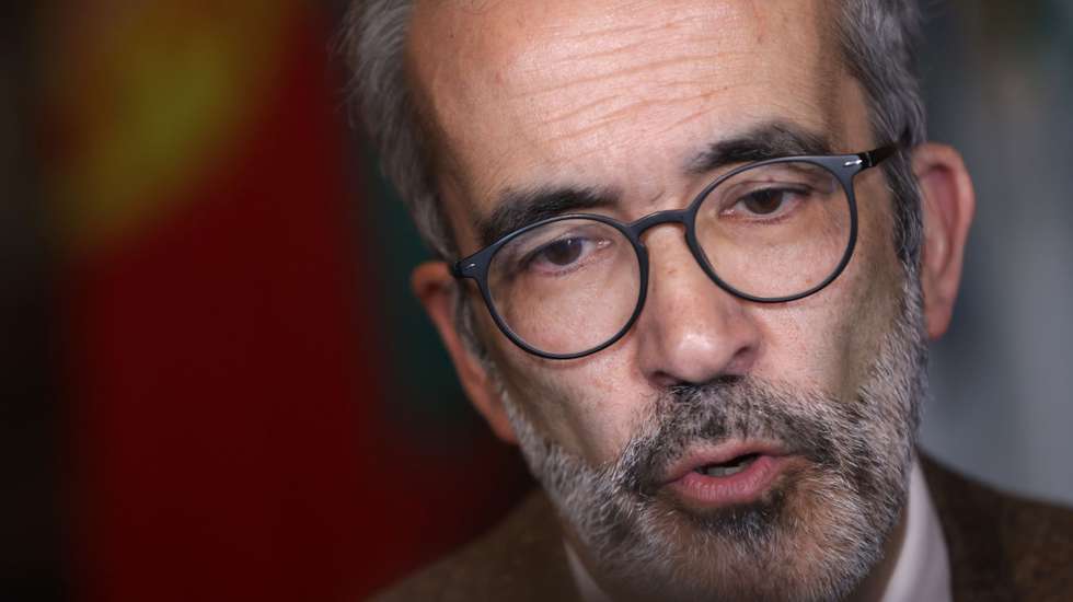 O ministro dos Negócios Estrangeiros, Paulo Rangel, fala aos órgãos de comunicação social sobre a situação e diligências quanto ao sequestro do navio com "pavilhão" português no estreito de Ormuz, no Palácio da Bolsa, Porto, 13 de abril de 2024. DIOGO BAPTISTA/LUSA