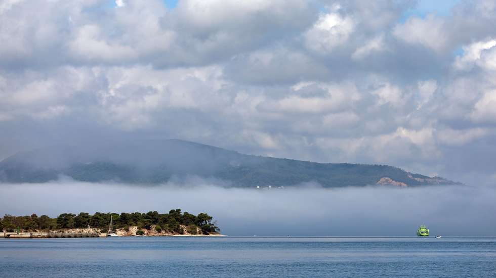 Vista da serra da Arrábida e da ponta da península de Tróia, durante um passeio com a porta-voz do Partido Pessoas-Animais-Natureza, Inês de Sousa Real (ausente da foto), a bordo de um galeão do Sado, como forma de assinalar a rentrée do ano político, em Setúbal, 01 de setembro de 2021. Para além dos temas da atualidade, Inês de Sousa Real pretende dar destaque à emergência climática, à perda de biodiversidade e ao papel estratégico dos oceanos. ANTÓNIO PEDRO SANTOS/LUSA