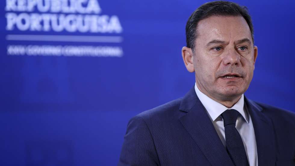 O primeiro-ministro, Luís Montenegro, fala aos jornalistas após a reunião do Conselho de Ministros realizada esta manhã na residência oficial, no palácio de São Bento, em Lisboa, 19 de abril de 2024. FILIPE AMORIM/LUSA