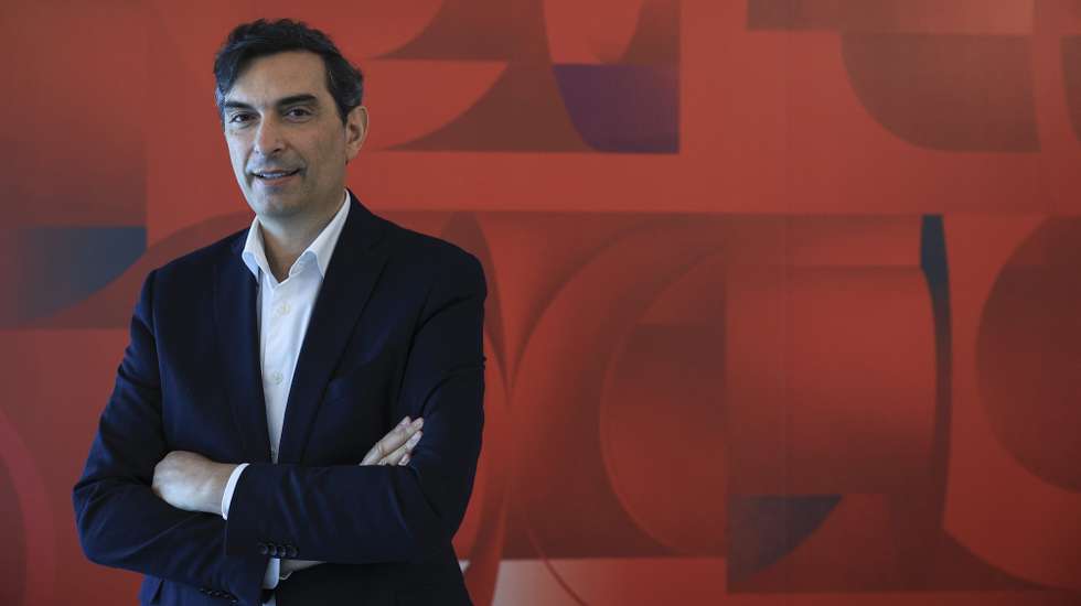 O presidente executivo (CEO) da Vodafone Portugal, Luís Lopes, posa para a fotografia durante uma entrevista à agência Lusa, em Lisboa, 19 de abril de 2024. (ACOMPANHA TEXTO DA LUSA DO DIA 21 DE ABRIL DE 2024). ANTÓNIO COTRIM/LUSA