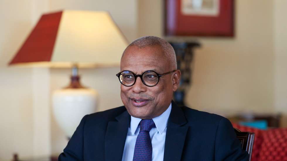 O Presidente da República de Cabo Verde, José Maria Neves, afirmou hoje, em Lisboa, que existe no país “alguma crispação” entre o Governo e a oposição e defendeu consensos sobre o que é essencial para acelerar o desenvolvimento do arquipélago, Lisboa, 24 de abril de 2024. “Está mais difícil a construção de consensos. O que eu acho que precisamos no país é de uma maior disponibilidade para o diálogo, para a busca de consensos sobre o que é essencial para acelerar o passo no processo de desenvolvimento do país”, disse José Maria Neves à agência Lusa em Portugal, onde se encontra para participar nas cerimónias dos 50 anos do 25 de Abril. ANDRÉ KOSTERS/LUSA