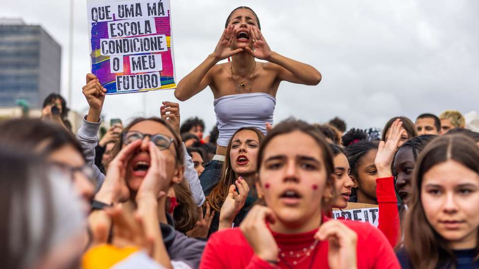 Estudantes participam nas comemorações do 25 de Abril, na Alameda D. Afonso Henriques, em Lisboa, 26 de abril de 2024. Os 510 Agrupamentos de Escolas/Escolas não agrupadas que integram a rede do Plano Nacional das Artes (PNA) foram convidados manifestarem-se nas ruas, com recuperação de palavras de ordem e novas palavras criadas por eles. JOSÉ SENA GOULÃO/LUSA