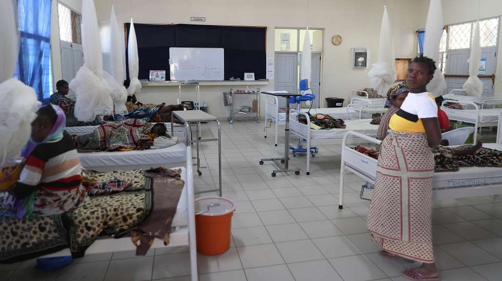 Mães e bebés aguardam por observação médica no hospital de Mocímboa da Praia, Cabo Delgado, norte de Moçambique, 26 de junho de 2023. Há residentes de etnia maconde que já rumaram a Mueda, no planalto de Cabo Delgado, “para plantar milho”, mas o que os muânis como Assumane sabem fazer é plantar arroz nos campos de Auasse, ali perto de Mocímboa de Praia. (acompanha texto de 26 de junho de 2023). LUÍS FONSECA/LUSA