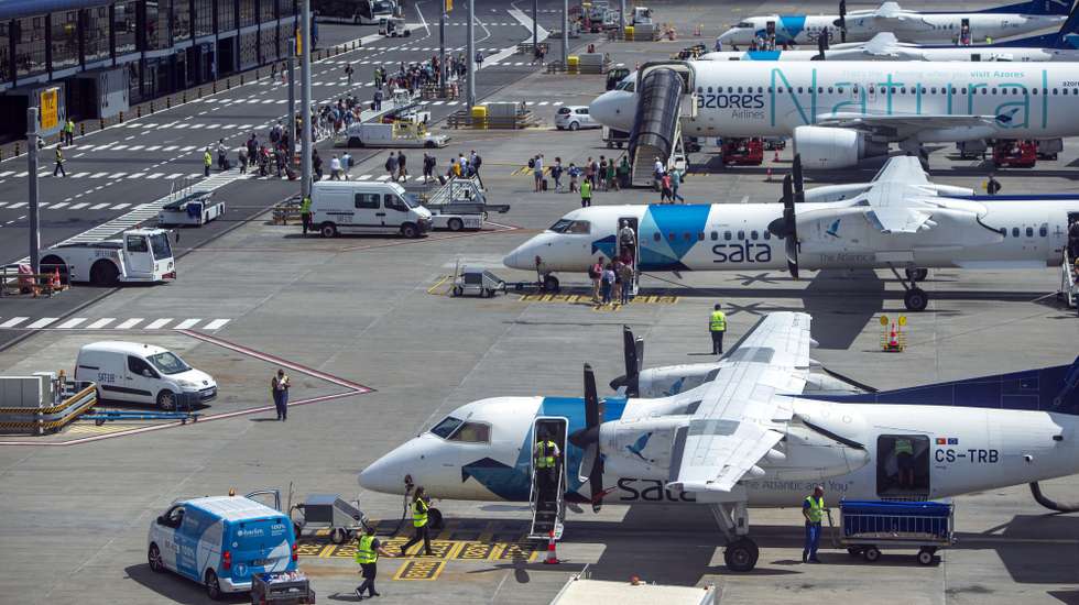 Aviões da Azores Airlines, no Aeroporto João Paulo II em Ponta Delgada, Açores, 11 de outubro de 2023. A privatização dos consórcios interessados na empresa da SATA apresentaram novas ofertas de 7,026 euros e 6,60 euros por ação. Decisão final será tomada até ao início de Outubro. EDUARDO COSTA/LUSA