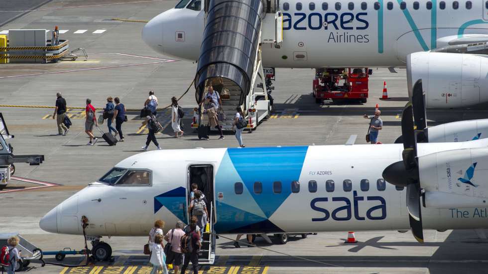 Aviões da Azores Airlines, no Aeroporto João Paulo II em Ponta Delgada, Açores, 11 de outubro de 2023. A privatização dos consórcios interessados na empresa da SATA apresentaram novas ofertas de 7,026 euros e 6,60 euros por ação. Decisão final será tomada até ao início de Outubro. EDUARDO COSTA/LUSA