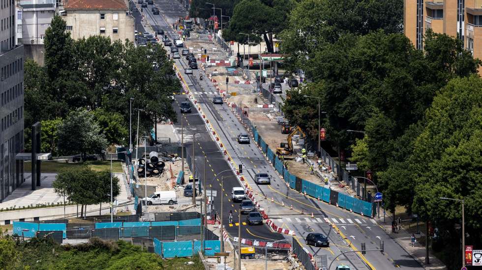 A construção do 'metrobus' do Porto avança na Avenida da Boavista e até já levantou velhos carris do elétrico, num esforço de uniformização daquela 'artéria' da cidade, apesar de não incluir uma ciclovia em toda a sua extensão, Porto, 21 de julho de 2023. O novo serviço da Metro do Porto ligará a Casa da Música à Praça do Império (em 12 minutos) e à Anémona (em 17) em junho de 2024 com recurso a autocarros a hidrogénio, circulando em via dedicada na Avenida da Boavista e em convivência com os automóveis na Avenida Marechal Gomes da Costa. (ACOMPANHA TEXTO DE 22-07-2023) JOSÉ COELHO/LUSA