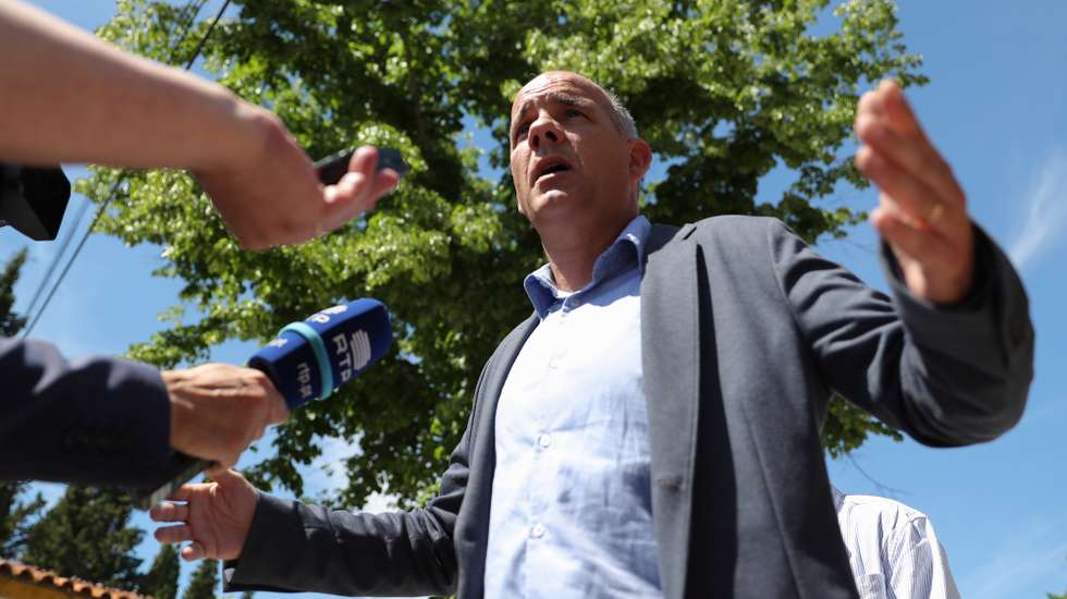 Paulo Raimundo, secretário geral do partido Comunista Português (PCP), fala aos jornalistas à chegada para a visita à Estação Zootécnica Nacional, que os jornalistas não foram autorizados a acompanhar, Santarém, 7 de abril de 2024. PAULO CUNHA/LUSA