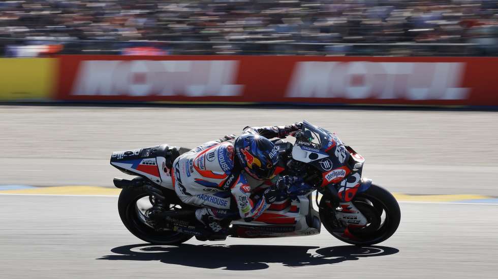 epa11332698 Portuguese MotoGP rider Miguel Oliveira of Trackhouse Racing team in action during the Qualifying session of the French MotoGP Motorcycling Grand Prix race in Le Mans, France, 11 May 2024.  EPA/YOAN VALAT