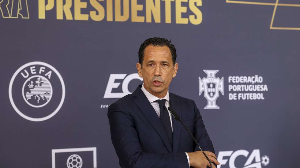 O presidente da Liga Portuguesa de Futebol Profissional (LPFP), Pedro Proença, fala aos jornalistas no final da XII Cimeira de Presidentes, promovida pela LPFP, no Convento de São Francisco, em Coimbra, 27 de março de 2024. PAULO NOVAIS/LUSA