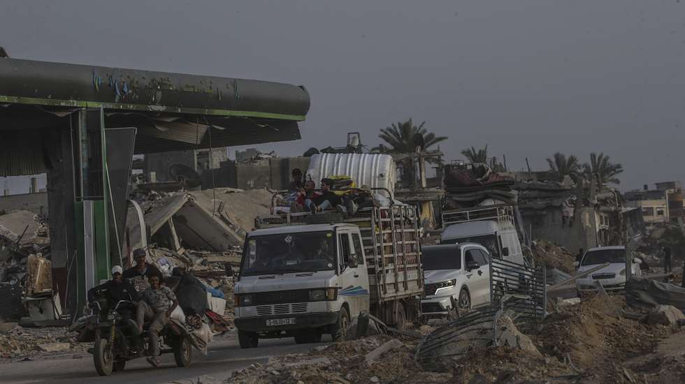 epa11333975 Internally displaced Palestinians arrive to Khan Younis after leaving Rafah following an evacuation order issued by the Israeli army, southern Gaza Strip, 11 May 2024. More than 34,900 Palestinians and over 1,455 Israelis have been killed, according to the Palestinian Health Ministry and the IDF, since Hamas militants launched an attack against Israel from the Gaza Strip on 07 October 2023, and the Israeli operations in Gaza and the West Bank which followed it.  EPA/MOHAMMED SABER