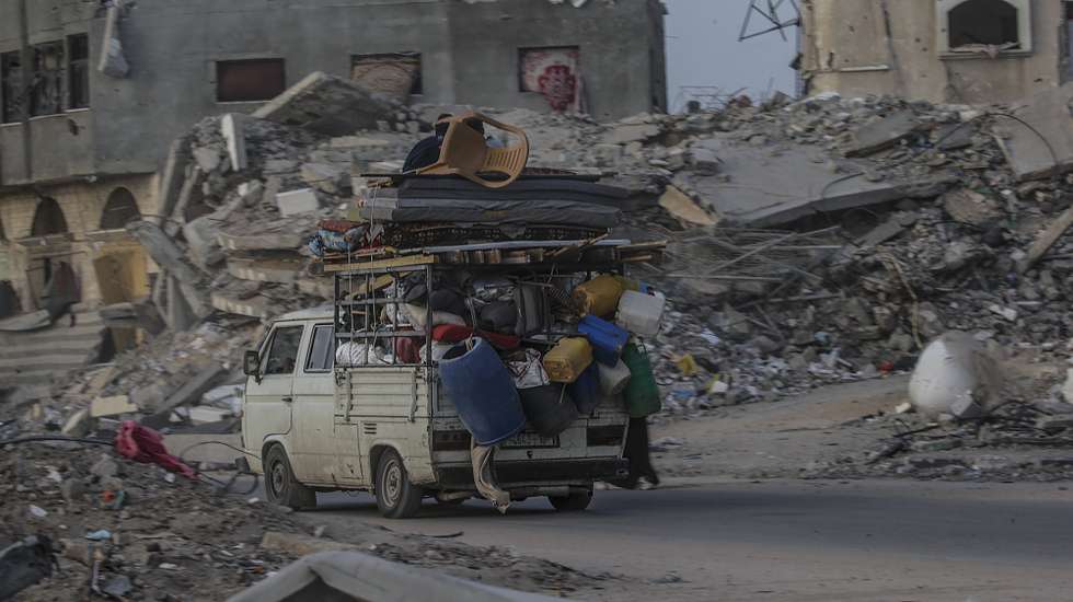 epa11333983 Internally displaced Palestinians arrive to Khan Younis after leaving Rafah following an evacuation order issued by the Israeli army, southern Gaza Strip, 11 May 2024. More than 34,900 Palestinians and over 1,455 Israelis have been killed, according to the Palestinian Health Ministry and the IDF, since Hamas militants launched an attack against Israel from the Gaza Strip on 07 October 2023, and the Israeli operations in Gaza and the West Bank which followed it.  EPA/MOHAMMED SABER
