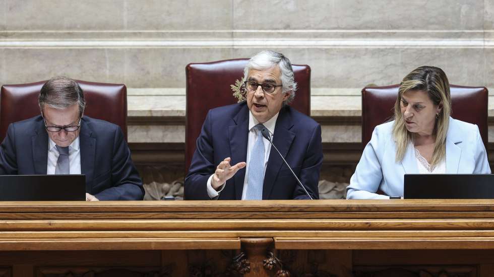 O presidente da Assembleia da República, José Pedro Aguiar-Branco, intervém no debate parlamentar com o primeiro-ministro, na Assembleia da República, em Lisboa, 15 de maio de 2024. MIGUEL A. LOPES/LUSA