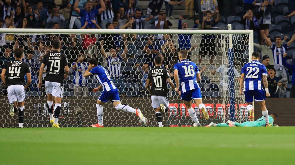 epa11285345 FC Porto's player Mehdi Taremi (R) celebrates the 1-1 goal during the Portugal Cup semi-final, 2nd leg soccer match between FC Porto and Vitoria Guimaraes, in Porto, Portugal, 17 April 2024.  EPA/ESTELA SILVA