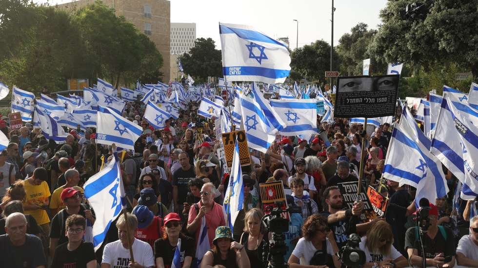 epa11355956 People protest against the government during a protest calling for immediate elections, outside the Knesset, the Israeli parliament, in Jerusalem, 20 May 2024. Protesters called for day of rage as thousands protested across the country against Netanyahu government, calling to replace the government and release the hostages immediately.  EPA/ABIR SULTAN
