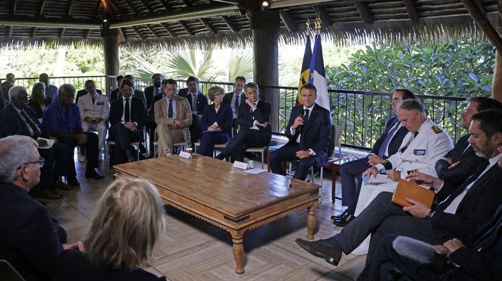 epa11361794 French President Emmanuel Macron (C) meets with New Caledonia's elected officials and local representatives at the French High Commissioner Louis Le Franc's residence in Noumea, France's Pacific territory of New Caledonia on 23 May 2024. The President's trip comes on the heels of military evacuation flights for Australians and New Zealanders from the small Magenta domestic airport in New Caledonia's capital Noumea, which touched down in Brisbane and Auckland in the evening of 21 May.  EPA/LUDOVIC MARIN / POOL  MAXPPP OUT