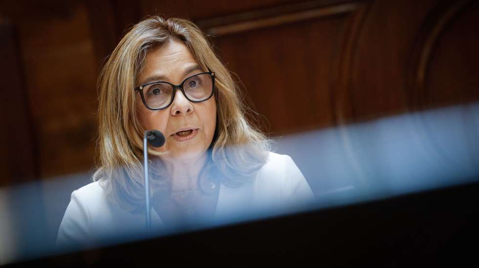 A ministra da Saúde, Ana Paula Martins, intervém na sua audição na Comissão de Saúde, a requerimento do Partido Socialista (PS), para prestar esclarecimentos sobre a demissão anunciada do Diretor Executivo do Serviço Nacional de Saúde (SNS), na Assembleia da República, em Lisboa, 05 de junho de 2024. ANTÓNIO PEDRO SANTOS/LUSA