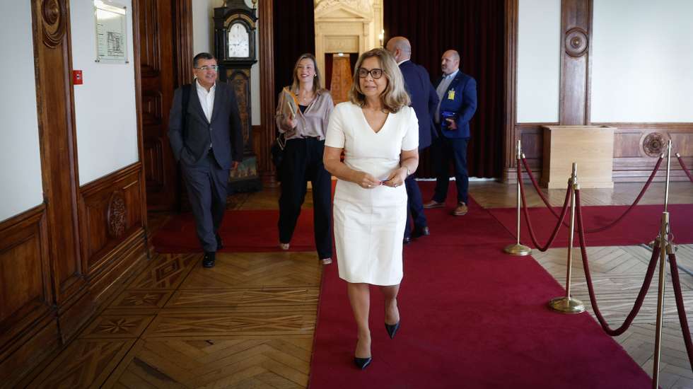 A ministra da Saúde, Ana Paula Martins (C), à chegada para a sua audição na Comissão de Saúde, a requerimento do Partido Socialista (PS), para prestar esclarecimentos sobre a demissão anunciada do Diretor Executivo do Serviço Nacional de Saúde (SNS), na Assembleia da República, em Lisboa, 05 de junho de 2024. ANTÓNIO PEDRO SANTOS/LUSA
