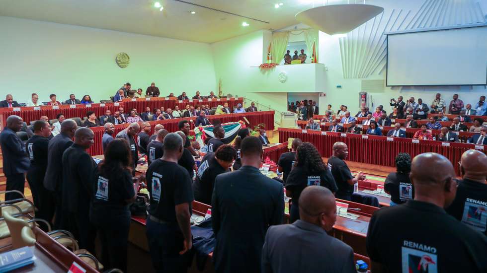 Deputados da Resistência Nacional Moçambicana (Renamo) vestidos com camisolas pretas, com escritos de repúdio ao que classificam como megafraude nas eleições autárquicas de 11 de outubro, entoam hinos de exaltação ao partido, durante a apresentação do relatório anual sobre o estado da nação no parlamento, em Maputo, Moçambique, 20 de dezembro de 2023. LUÍSA NHANTUMBO/LUSA