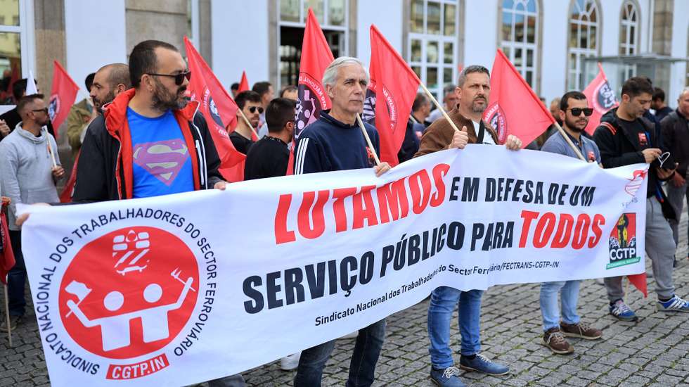 Trabalhadores das Oficinas da CP - Porto participam numa manifestação convocada pelo Sindicato Nacional dos Trabalhadores do Sector Ferroviário (SNTSF/FECTRANS) contra "a discriminação entre trabalhadores e pelo cumprimento do AE; pela melhoria das condições de trabalho e segurança nas oficinas (Guifões/Contumil); contra os baixos salários e pela valorização dos trabalhadores e das suas carreiras", junto à estação de Campanhã, no Porto, 20 de junho de 2024. ESTELA SILVA/LUSA