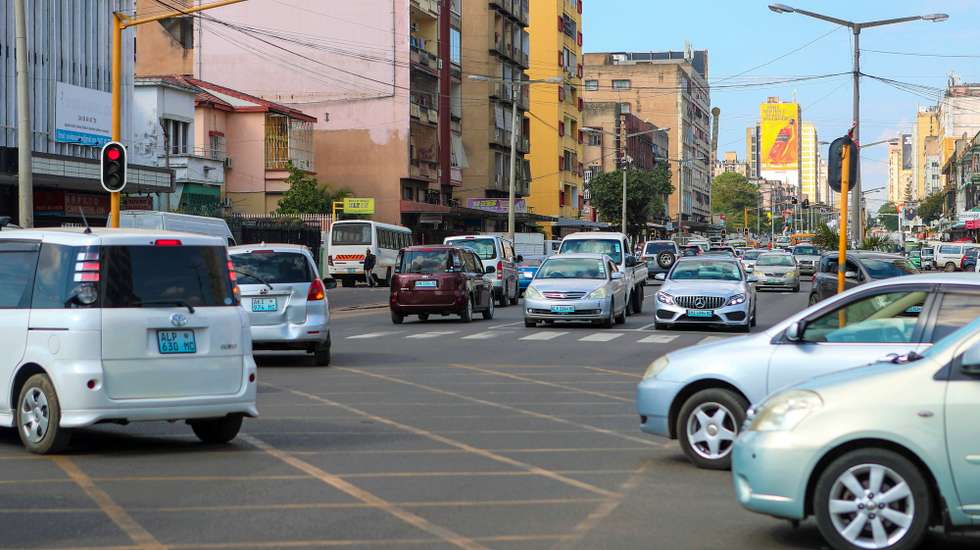 Automobilistas de Maputo dizem que a proposta do Governo de escalonar horários de trabalho, atrasando a abertura de alguns serviços, não vai resolver “problema de congestionamento” e pedem melhores estradas e transportes públicos de qualidade, Moçambique, 20 de junho de 2024. O Governo moçambicano pretende escalonar os horários de trabalho de Maputo, atrasando em uma hora a abertura dos grandes supermercados e comércio retalhista, bem como da função pública, para retirar 55 mil passageiros da estrada. (ACOMPANHA TEXTO DA LUSA DO DIA 24 DE JUNHO DE 2024). LUÍSA NHANTUMBO/LUSA