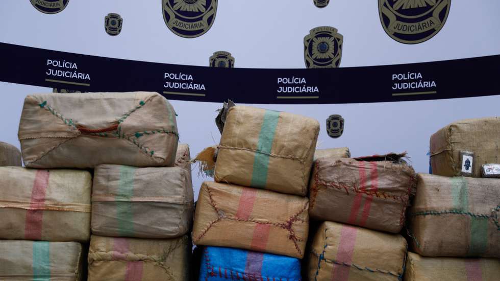 A Polícia Judiciária, através da Unidade Nacional de Combate ao Tráfico de Estupefacientes, em investigação titulada pelo Departamento Central de Investigação e Ação Penal (DCIAP), desenvolveu nos últimos dias uma complexa operação policial no decurso da qual foram detidos, em flagrante delito, sete homens sobre os quais recaem fortes suspeitas de integrarem uma organização criminosa dedicada à introdução de grandes quantidades de haxixe no continente europeu, Lisboa, 12 de julho de 2021. Durante a operação foram apreendidas  duas toneladas de haxixe, quatro viaturas automóveis e diversos outros objetos e documentos relacionados com as atividades ilícitas em investigação. ANTÓNIO COTRIM/LUSA