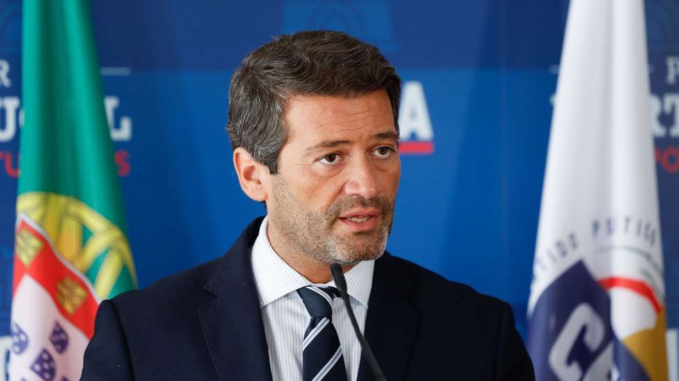 O presidente do Chega (CH), André Ventura, intervém durante uma conferência de imprensa sobre a adesão do partido ao novo grupo europeu de extrema-direita "Identidade e Democracia", em Lisboa, 30 de junho de 2024. ANTÓNIO PEDRO SANTOS/LUSA