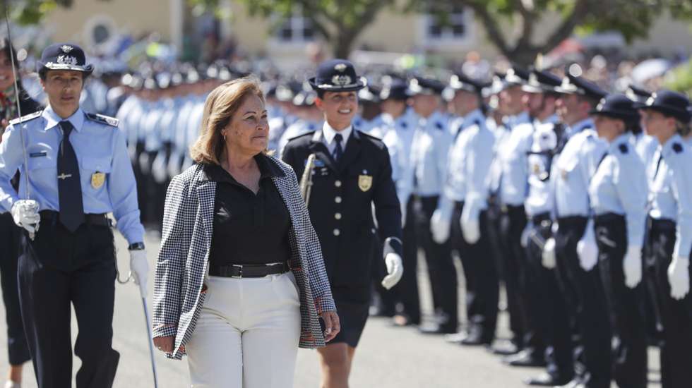 A ministra da Administração Interna, Margarida Blasco (C), preside preside à cerimónia comemorativa do 157.º aniversário da Polícia de Segurança Pública (PSP), bem como a cerimónia do compromisso de honra dos polícias que terminam o 19.º Curso de Formação de Agentes (CFA), 2 julho 2024 em Torres Novas. PAULO CUNHA/LUSA