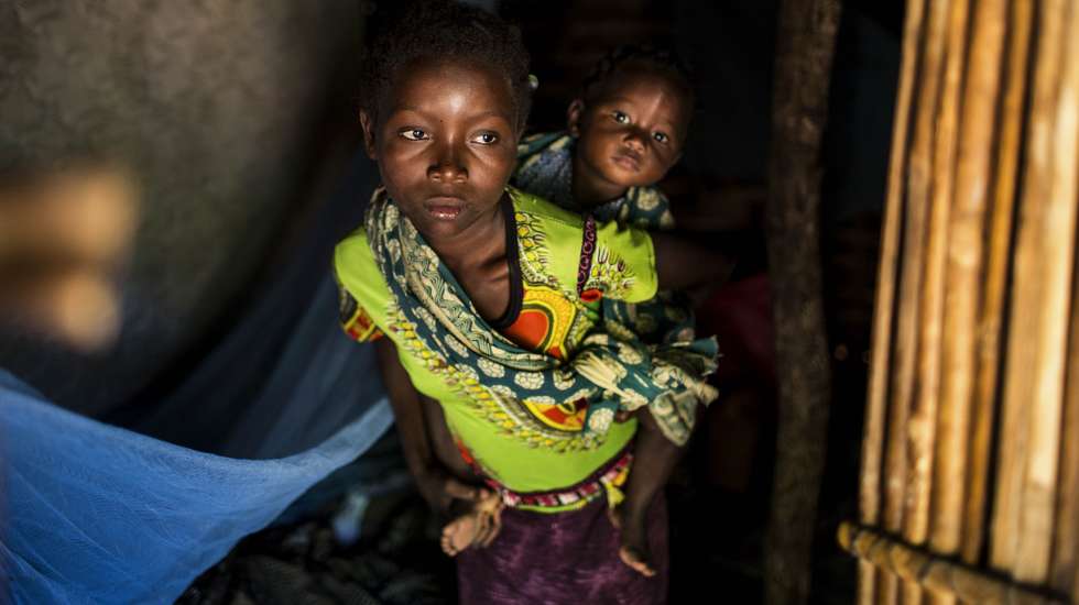 Crianças da família de Vicente Tiago (ausente da foto) que conta 30 pessoas que fugiram dos ataques armados de Muidumbe, Cabo Delgado, e se refugiaram numa pequena casa precária na zona de Chiuba, Cidade de Pemba, 21 de julho de 2020. É uma de milhares de famílias que carecem de ajuda alimentar na crise humanitária que afeta a província do norte de Moçambique.  (ACOMPANHA TEXTO DE 22/07/2020) RICARDO FRANCO/LUSA