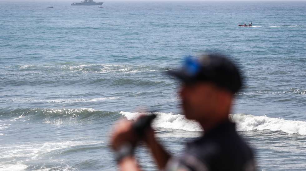 Continuam as operações de busca do naufrágio da embarcação de pesca que naufragou ontem ao largo de São Pedro de Moel, Marinha Grande, Leiria, 4 julho 2024. Na quarta-feira, pelas 04:33, foi dado o alerta para o naufrágio da embarcação de pesca “Virgem Dolorosa” para o comando local da Polícia Marítima da Nazaré. Dos 17 tripulantes, 11 foram resgatados. Registaram-se três mortes e há ainda três desaparecidos, naturais da praia da Leirosa, na Figueira da Foz (Coimbra). PAULO CUNHA/LUSA