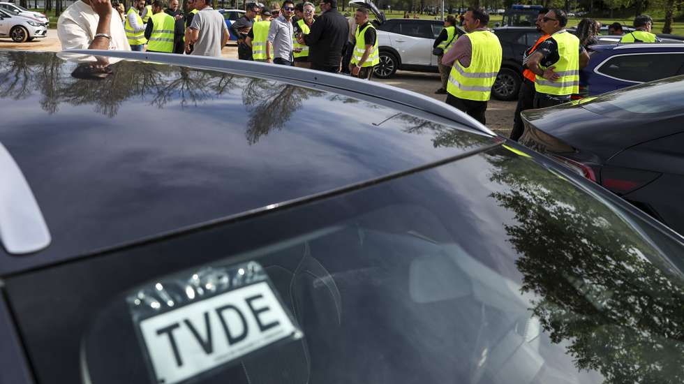 Motoristas de Transporte Individual e Remunerado de Passageiros em Veículos Descaracterizados (TVDE) durante a manifestação pela alteração da Lei 45/2018, fiscalização do IMT - Licenças, comissões de 25% para 15%, pagamento KM – mínimo 0,80, pagamento do KM até o cliente – 50%, tarifa mínima de viagem – 4,25, uma iniciativa da Associação Nacional Movimento TVDE, em Coimbra, 5 de abril de 2024. PAULO NOVAIS/LUSA