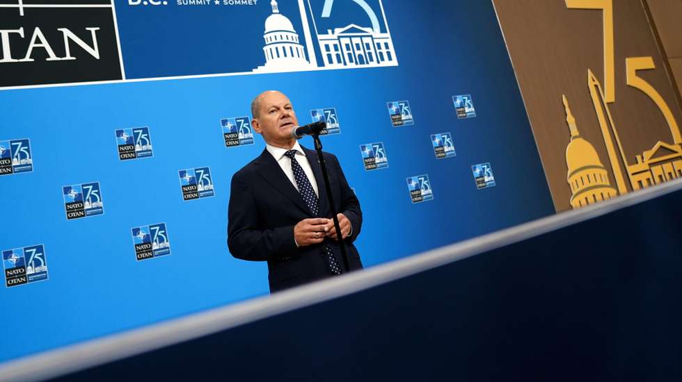 epa11472426 German Chancellor Olaf Scholz speaks to the media as he arrives at the NATO Summit in Washington, DC, USA, 11 July 2024. The 75th Anniversary NATO Summit takes place in Washington, DC, from 09 to 11 July 2024.  EPA/WILL OLIVER