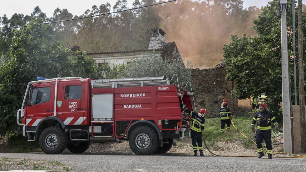 Bombeiros durante uma simulação de incêndio florestal, no âmbito do Programa Aldeia Segura, em Santa Clara, Sardoal, 27 de junho de 2023. PAULO NOVAIS/LUSA