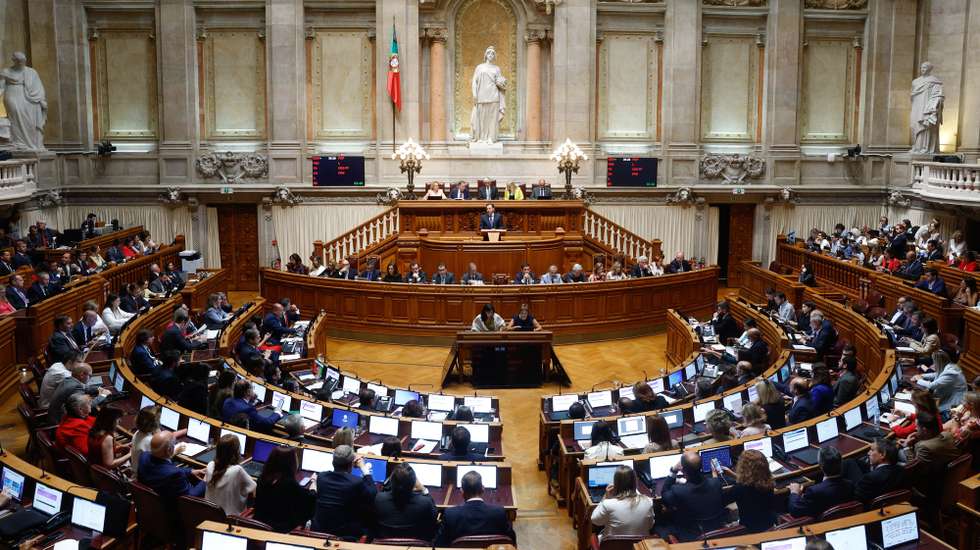 O primeiro-ministro, Luís Montenegro (C), intervém durante o debate sobre o Estado da Nação, na Assembleia da República, em Lisboa, 17 de julho de 2024. ANTÓNIO PEDRO SANTOS/LUSA