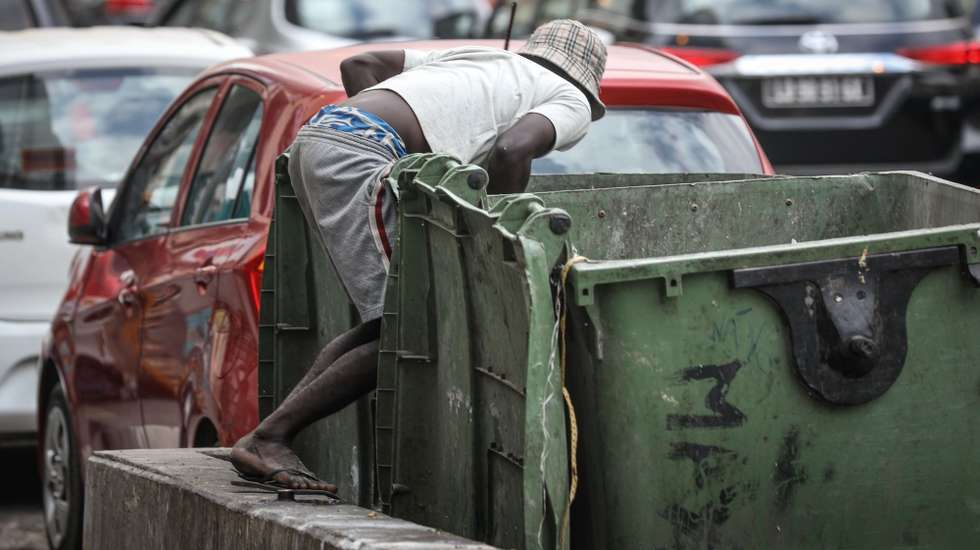 Uma criança cata o lixo de um contentor numa rua em Luanda, Angola, 03 de junho de 2024. Engraxar sapatos ou catar lixo em contentores são atividades onde estão mergulhadas centenas de “candengues” (crianças) em idade escolar que deambulam em pequenos grupos pelas ruas da capital angolana. (ACOMPANHA TEXTO DA LUSA DO DIA 10 DE JUNHO DE 2024). AMPE ROGÉRIO/LUSA