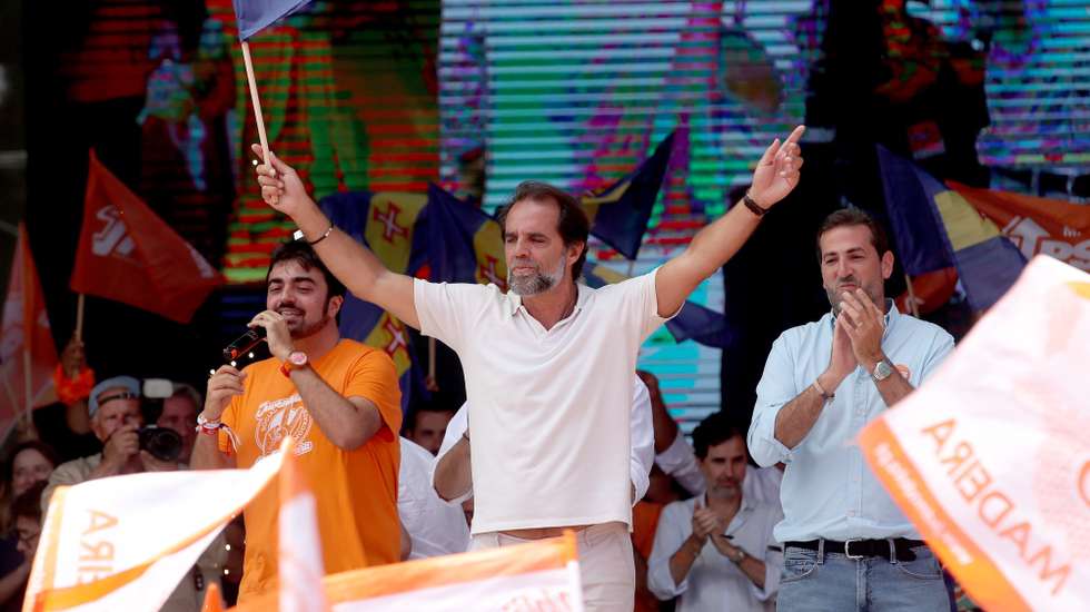 Miguel Albuquerque (C), presidente do PSD Madeira acompanhado por Hugo Soares (D), secretário-geral do (Partido Social Democrata (PSD) esta tarde durante os discursos políticos na festa do PSD Madeira na Herdade do Chão da Lagoa, no Funchal, 21 de julho de 2024, HOMEM DE GOUVEIA/LUSA