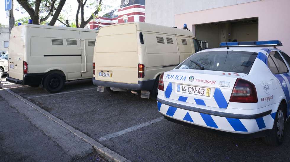 Carrinhas celulares e um veículo da PSP estacionados à entrada do Tribunal de Setúbal, onde hoje se inicia a primeira sessão do julgamento do "Caso Jéssica", com cinco pessoas acusadas de envolvimento no homicídio de uma menina de 3 anos, ocorrido em 20 de junho de 2022, alegadamente devido a uma dívida da mãe por práticas de bruxaria, em Setúbal, 05 de junho de 2023. A vítima, Jéssica, morreu devido aos maus-tratos que lhe foram infligidos durante os vários dias que esteve ao cuidado de uma suposta ama. RUI MINDERICO/LUSA
