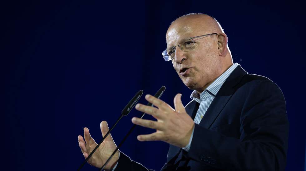 O ex presidente da Assembleia da República, Augusto Santos Silva, usa da palavra durante um comício de campanha eleitoral para as eleições europeias em Santarém, 03 de junho de 2024. Em Portugal, as eleições europeias realizam-se em 09 de junho e serão disputadas por 17 partidos e coligações. JOSÉ SENA GOULÃO/LUSA