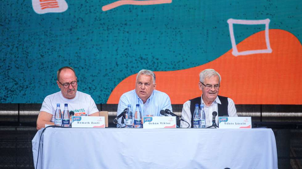 epa11498653 (L-R) Chairman of the Foreign Committee of the Hungarian Parliament Zsolt Nemeth, Hungarian Prime Minister Viktor Orban and President of the Hungarian National Council of Transylvania Laszlo Tokes during the 33th Balvanyos Summer University and Students' Camp in Baile Tusnad, Transylvania, Romania, 27 July 2024.  EPA/NANDOR VERES HUNGARY OUT