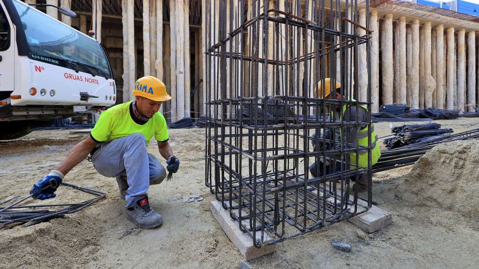 Obras na futura estação da Casa da Música, no Porto. É por debaixo da Avenida de França que se desenha uma imponente mas nada clássica colunata com cerca de 200 estacas de 20 metros cada, que suportam o trânsito à superfície, e é na Casa da Música que começa a 'sinfonia' das quatro estações (Casa da Música, Galiza, Hospital Santo António e São Bento) da Linha Rosa do Metro do Porto, num conjunto de sons mais industrial, fruto de um trabalho contínuo que tem de estar terminado daqui a um ano, 02 de agosto de 2024. (ACOMPANHA TEXTO DE 05-08-2024) ESTELA SILVA/LUSA
