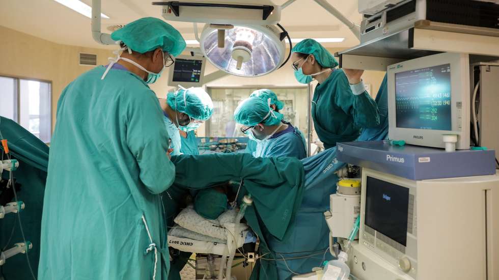 Operação de reparação da válvula mitral no Centro de Cirurgia Cardiotorácica do Centro Hospitalar e Universitário de Coimbra, fundado pelo cirurgião Manuel Antunes, que passa em julho à condição de aposentado, por atingir o limite de idade, nos Hospitais da Universidade de Coimbra, 2 de junho de 2018. (ACOMPANHA TEXTO DE 09/06/2018) PAULO NOVAIS/LUSA